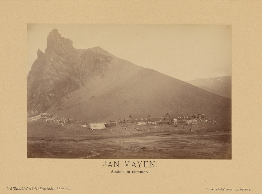 Richard Basso:Jan Mayen, Station im Sommer, Poster Print Wall Art