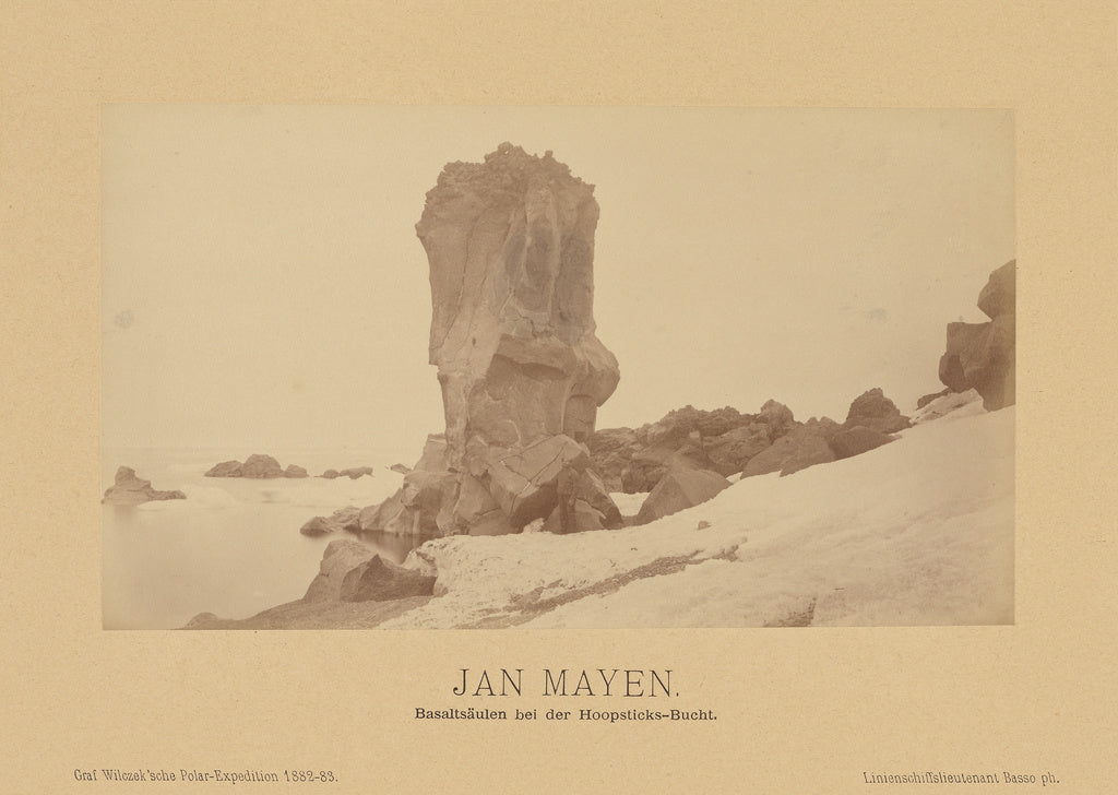 Richard Basso:Jan Mayen, Basaltsaulen bei der Hoopsticks-Bu, Poster Print Wall Art
