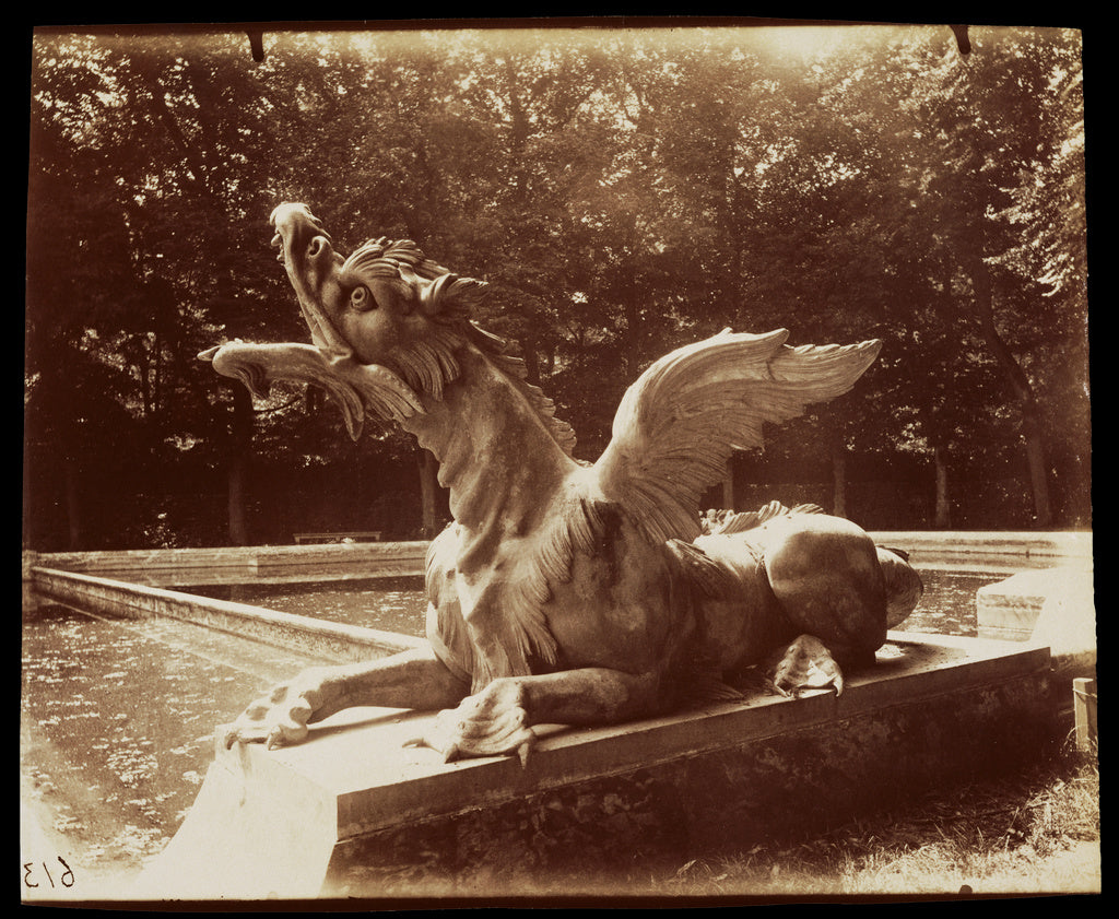 Eugène Atget:Grand Trianon, Dragon par Hardy, Poster Print Wall Art