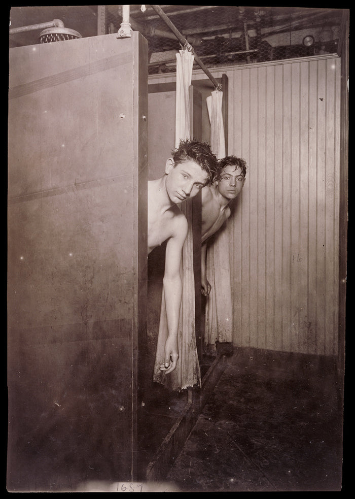 Lewis W. Hine:[Two Boys in Shower, Postal Tel. Co., Broadway,16x12