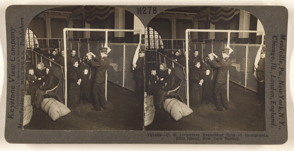 Underwood & Underwood:U.S. Inspectors Examining Eyes of Immi, Poster Print Wall Art