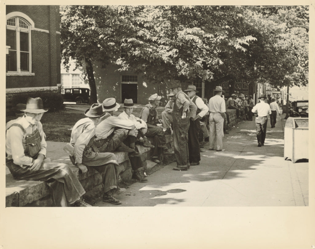 Carl Mydans:Loafer’s Wall at Courthouse, Battesville [sic],16x12"(A3)Poster