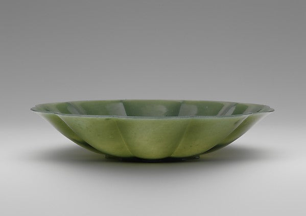 ,Dish in the shape of a chrysanthemum flo,16x12