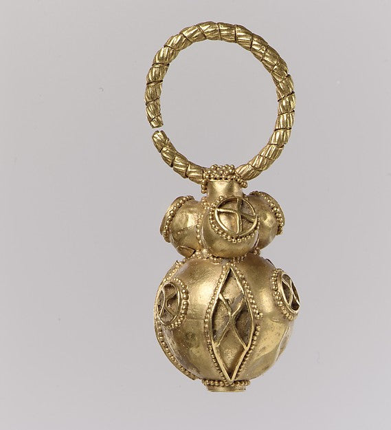 :One of a Pair of Gold Earrings 550–650-16x12
